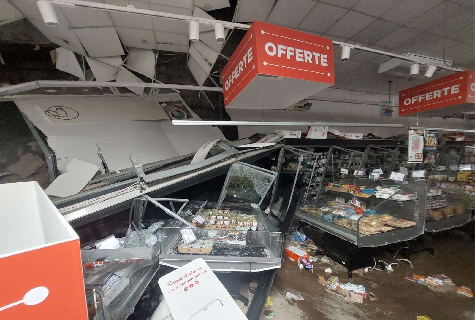 Maltempo, lo spaventoso crollo nel Decò di Pozzuoli – LE FOTO