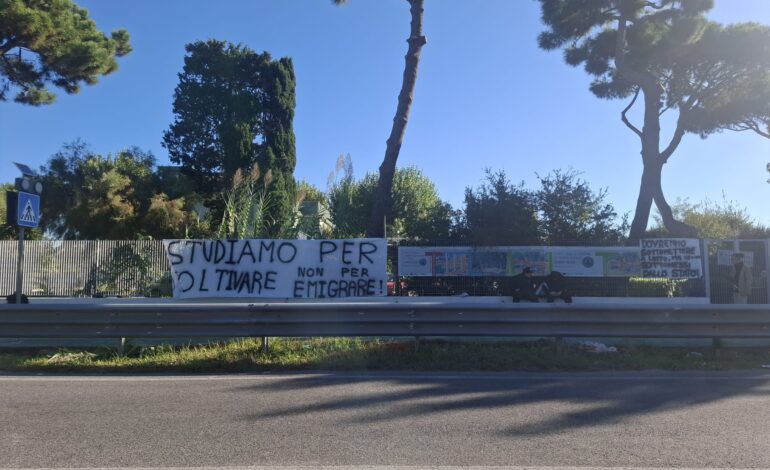 POZZUOLI/ «Studiamo per coltivare, non per emigrare» a Licola protesta degli studenti del Falcone – LE FOTO