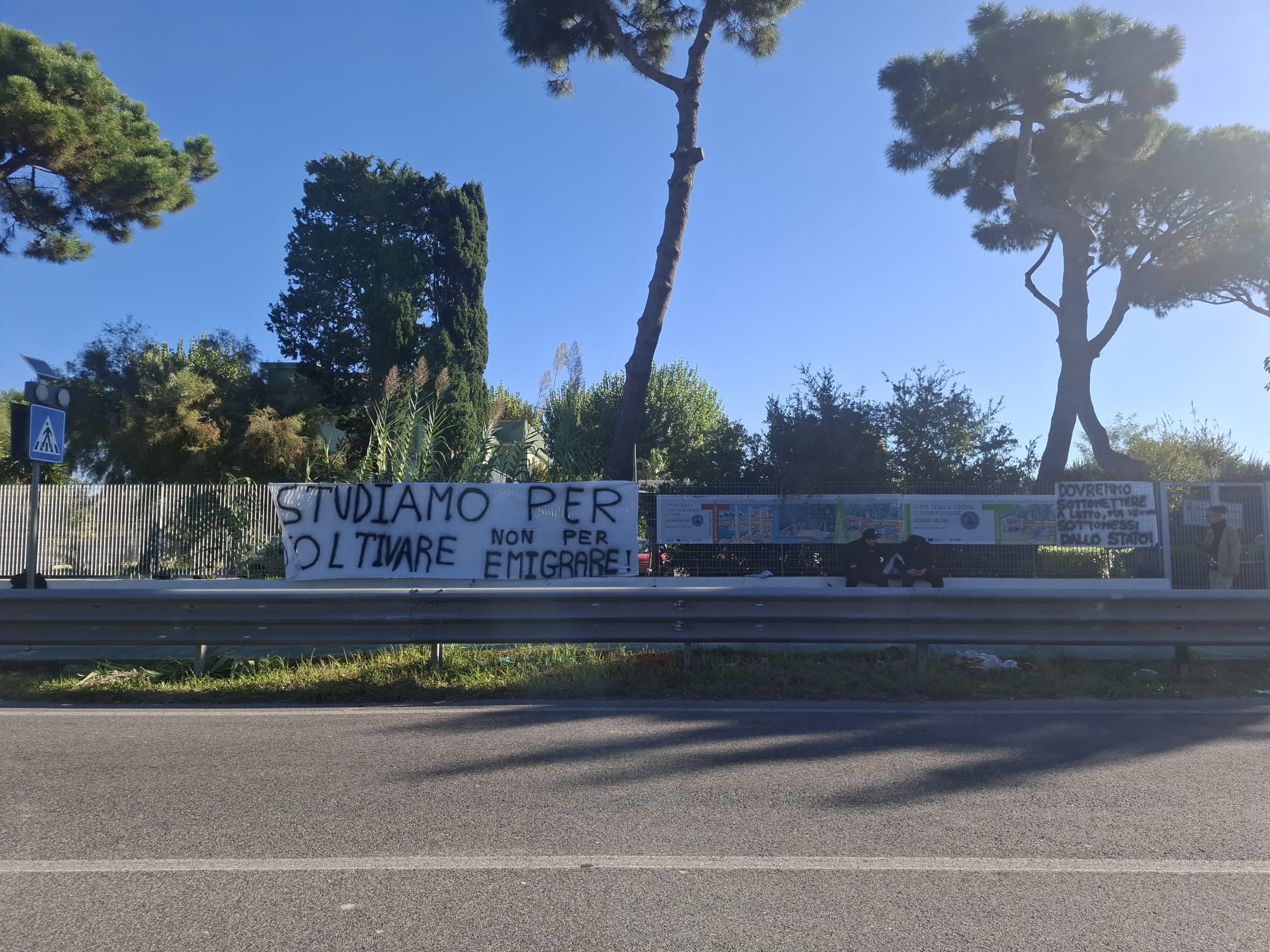 POZZUOLI/ «Studiamo per coltivare, non per emigrare» a Licola protesta degli studenti del Falcone – LE FOTO