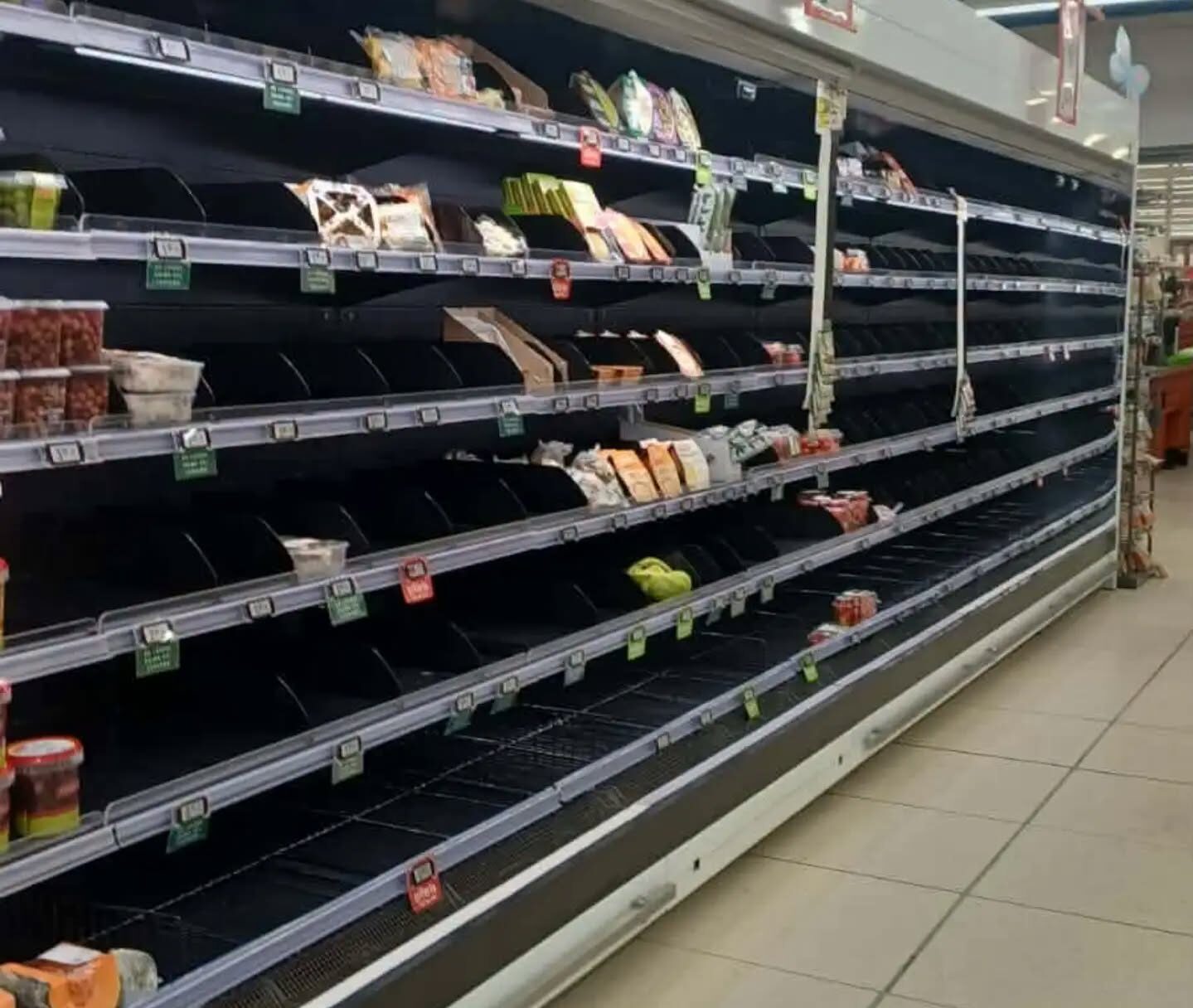 Protesta dei Tir, scaffali vuoti nei supermercati di Pozzuoli