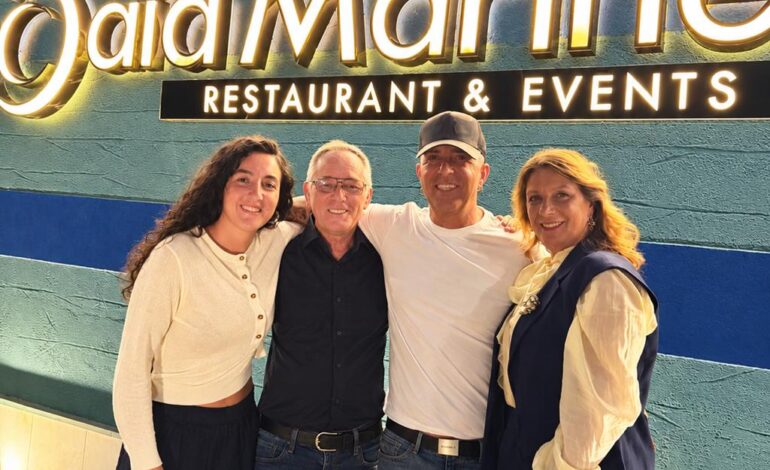 Festa per il «Disco d’Oro»: Franco Ricciardi sceglie Pozzuoli e il ristorante Baia Marinella – LE FOTO