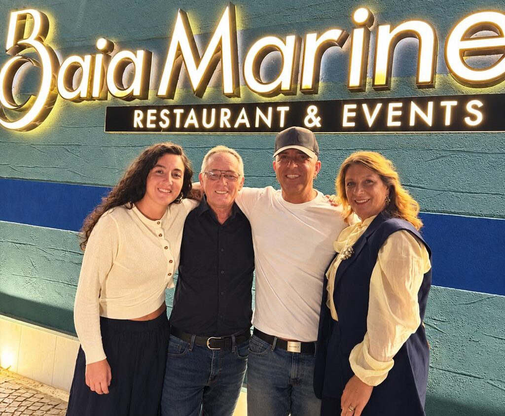 Festa per il «Disco d’Oro»: Franco Ricciardi sceglie Pozzuoli e il ristorante Baia Marinella – LE FOTO