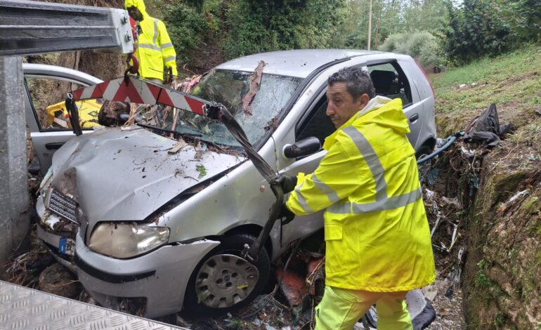 Maltempo, auto travolta dalla bomba d’acqua a Quarto: automobilista soccorso dal 118 – LE FOTO