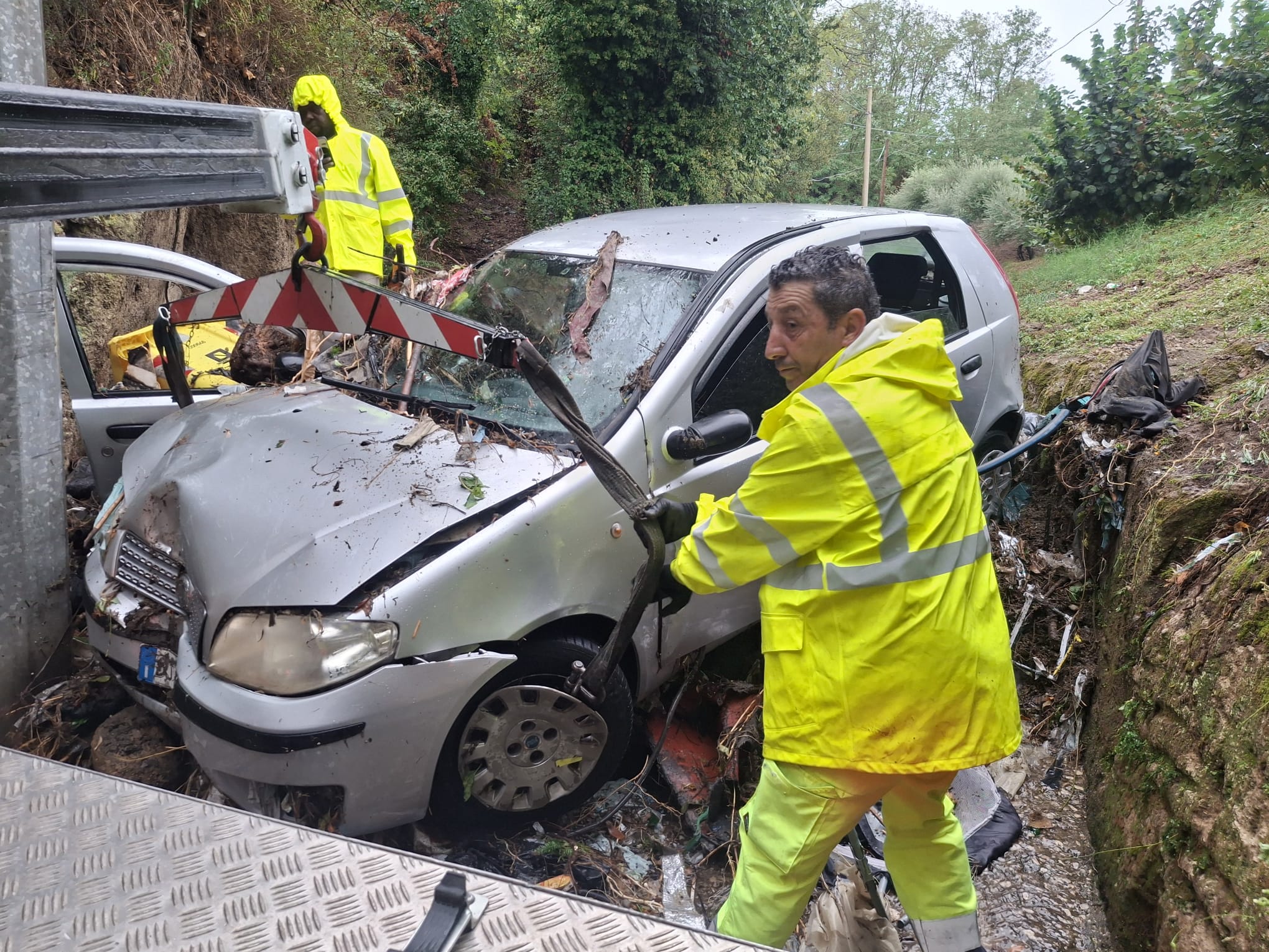 Maltempo, auto travolta dalla bomba d’acqua a Quarto: automobilista soccorso dal 118 – LE FOTO