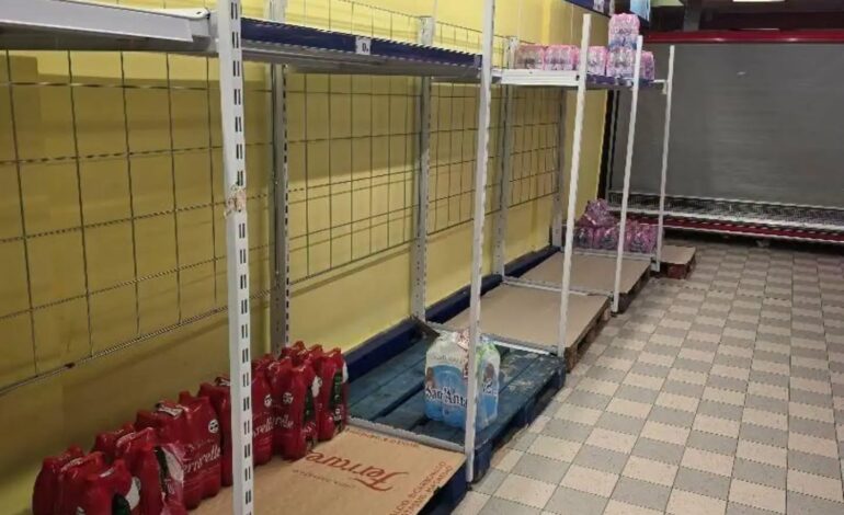 POZZUOLI/ SOS dal Rione Toiano «Sono finiti latticini, carne e persino l’acqua»