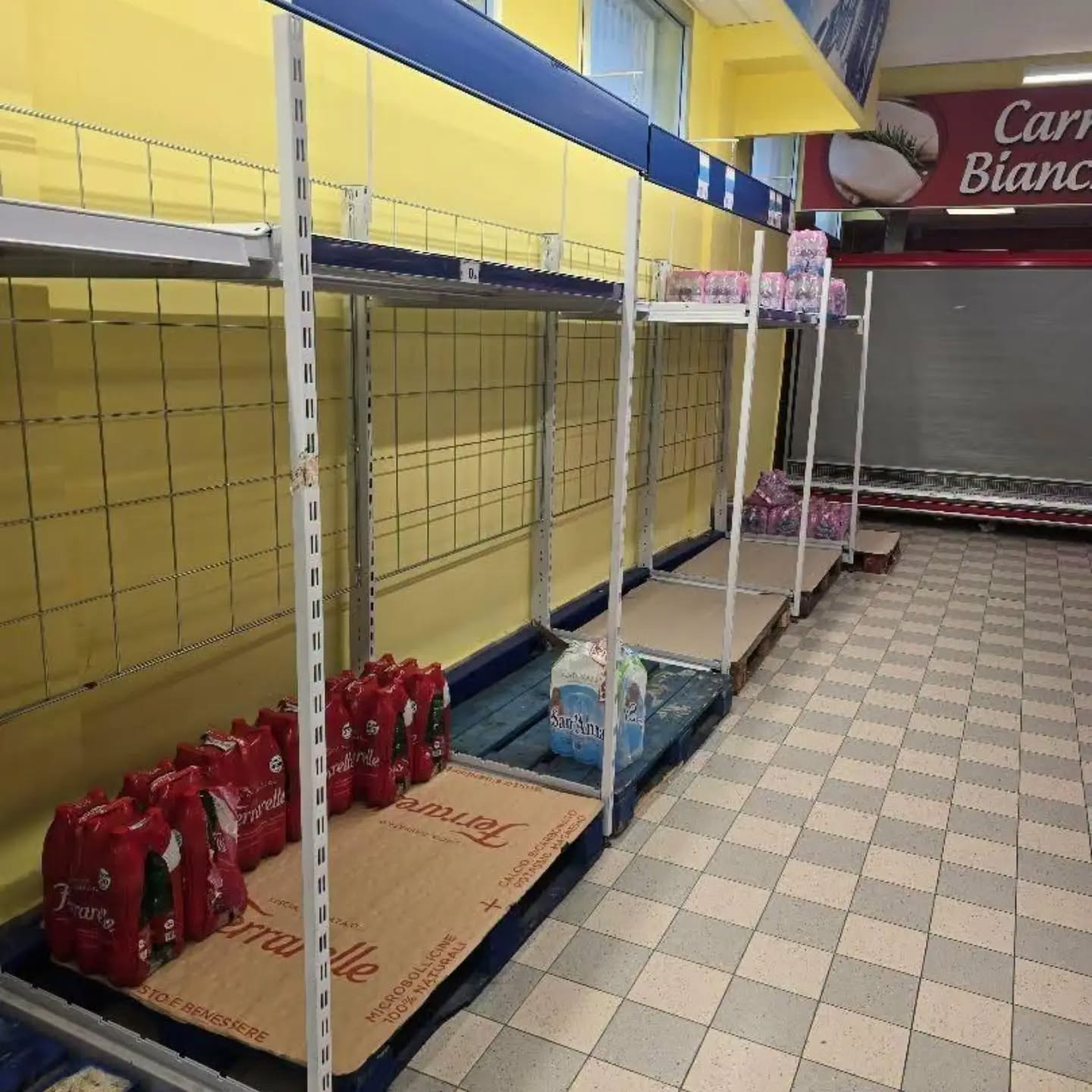 POZZUOLI/ SOS dal Rione Toiano «Sono finiti latticini, carne e persino l’acqua»