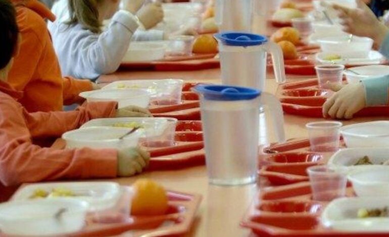 Accuse alla mensa scolastica di Pozzuoli «Bambini lasciati senza pasto»