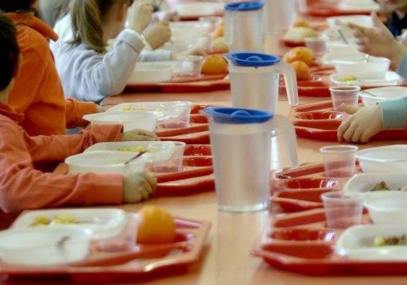 Accuse alla mensa scolastica di Pozzuoli «Bambini lasciati senza pasto»