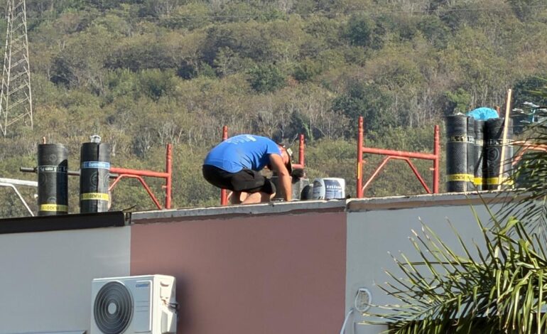 POZZUOLI/ Senza imbracature e misure di sicurezza: operai in bilico sul tetto di una palazzina popolare di Monterusciello – LE FOTO