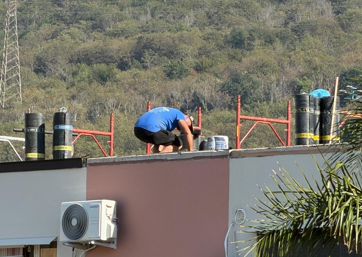 POZZUOLI/ Senza imbracature e misure di sicurezza: operai in bilico sul tetto di una palazzina popolare di Monterusciello – LE FOTO