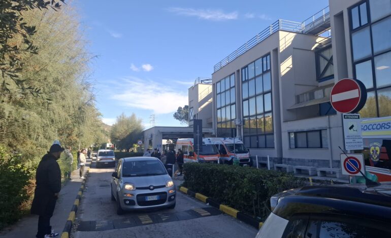 I tifosi della Turris a Pozzuoli: raduno all’esterno dell’ospedale con quelli del Portici «Insieme per Mario»