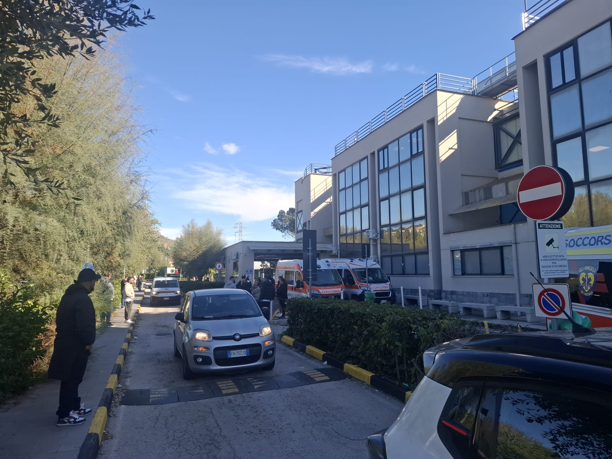 I tifosi della Turris a Pozzuoli: raduno all’esterno dell’ospedale con quelli del Portici «Insieme per Mario»
