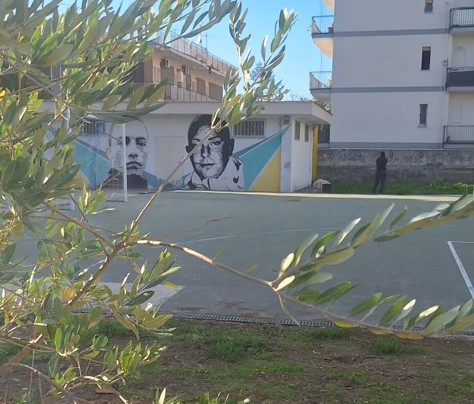 «Vent’anni senza Loris e Daniele, un ricordo che mette radici»: piantati 20 alberi di ulivo a Pozzuoli