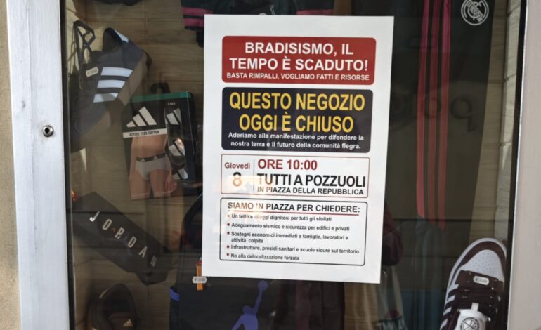 Pozzuoli, le serrande diventano un manifesto: «Il tempo è scaduto» – LE FOTO