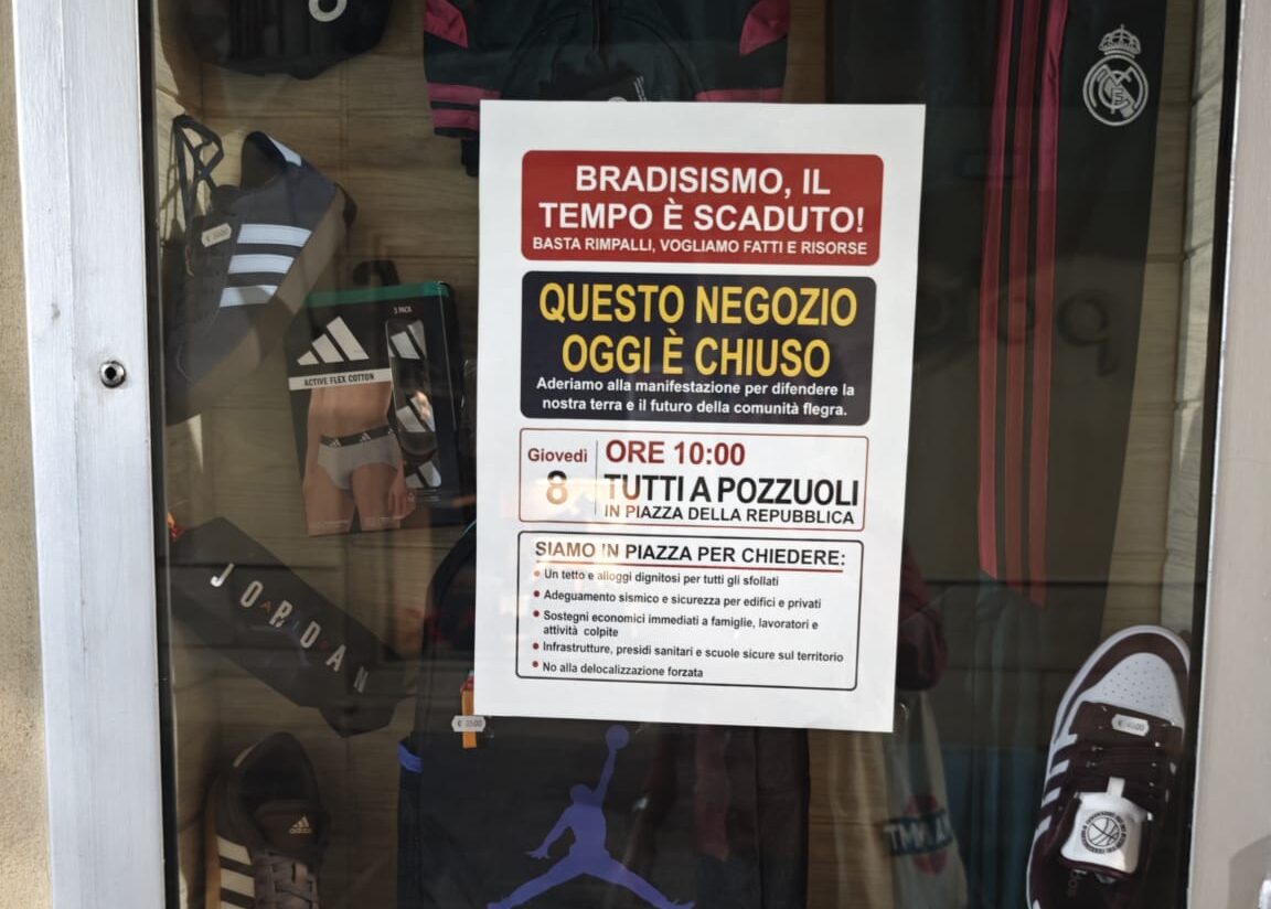 Pozzuoli, le serrande diventano un manifesto: «Il tempo è scaduto» – LE FOTO