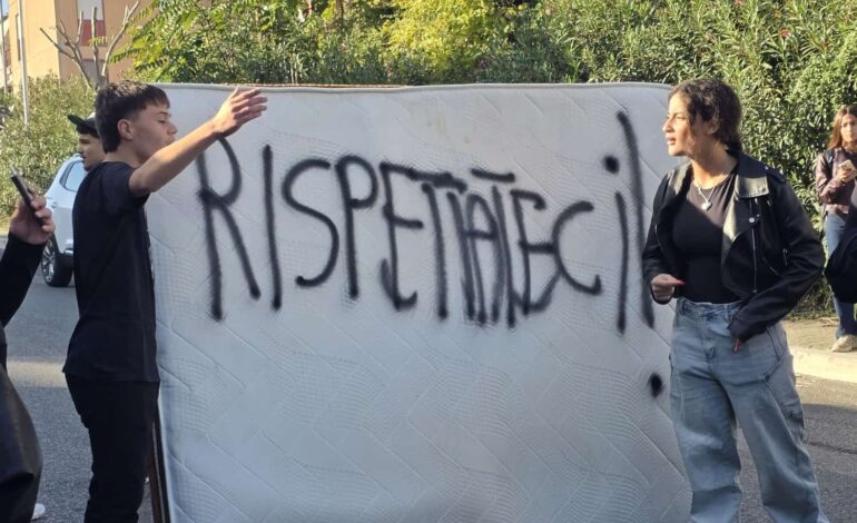 POZZUOLI/ «Rispettateci!» Protesta degli studenti del Petronio a Monterusciello – LE FOTO