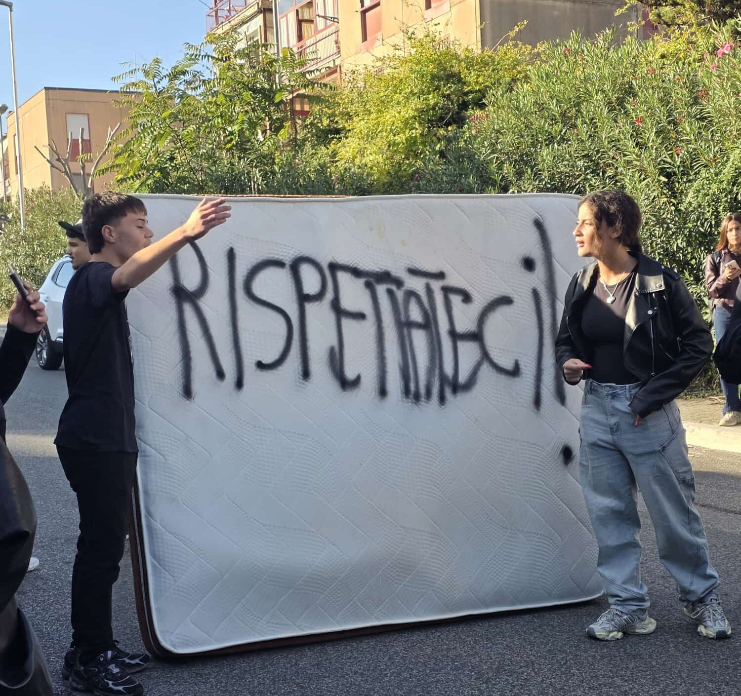 POZZUOLI/ «Rispettateci!» Protesta degli studenti del Petronio a Monterusciello – LE FOTO