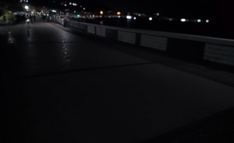 «Lungomare di Pozzuoli al buio, lampioni spenti ma nessuno interviene»