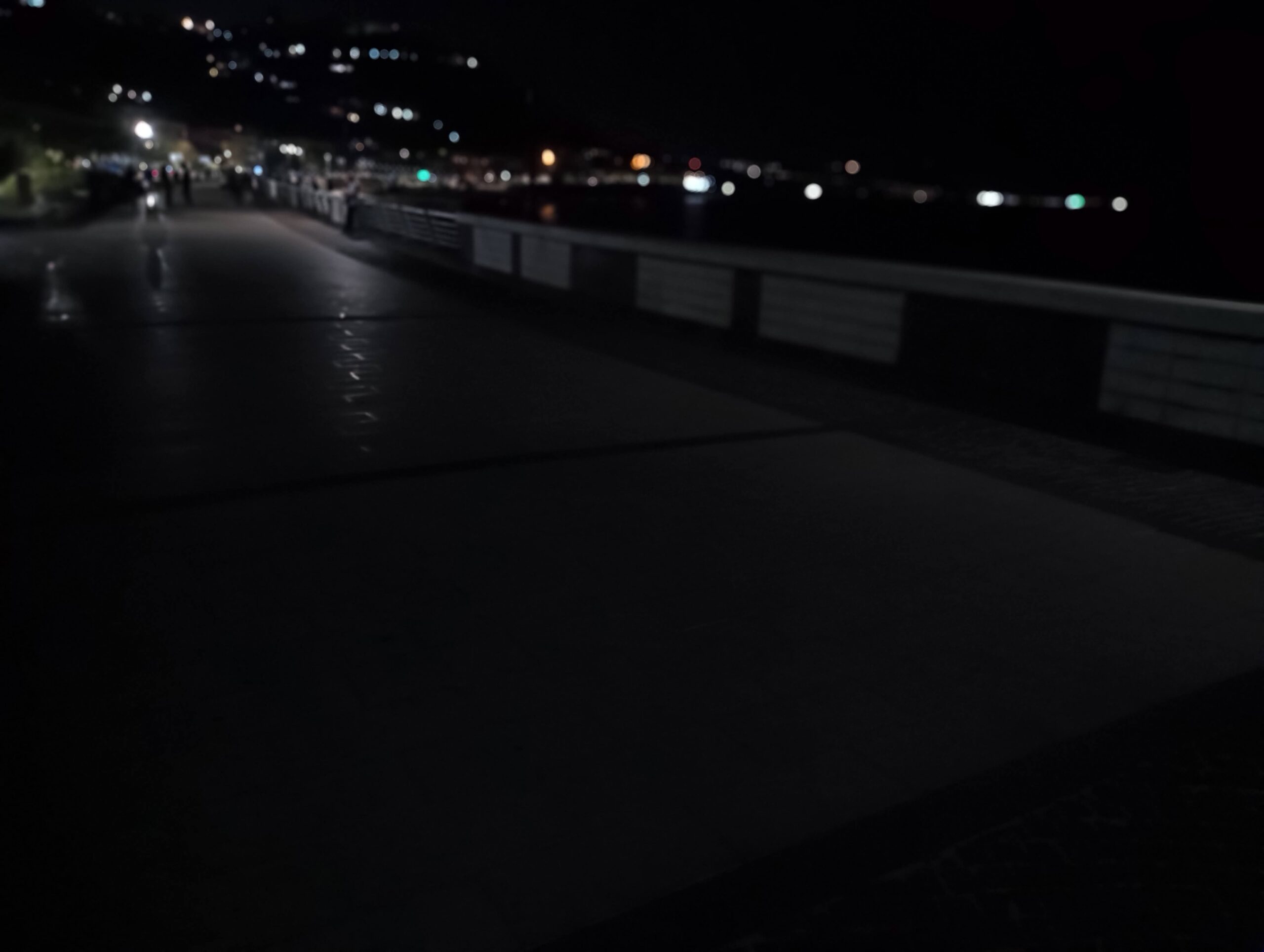 «Lungomare di Pozzuoli al buio, lampioni spenti ma nessuno interviene»
