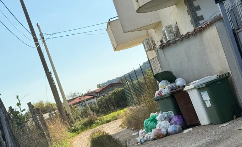«Rifiuti non raccolti a Pozzuoli, oggi dopo due mesi hanno ritirato il vetro»