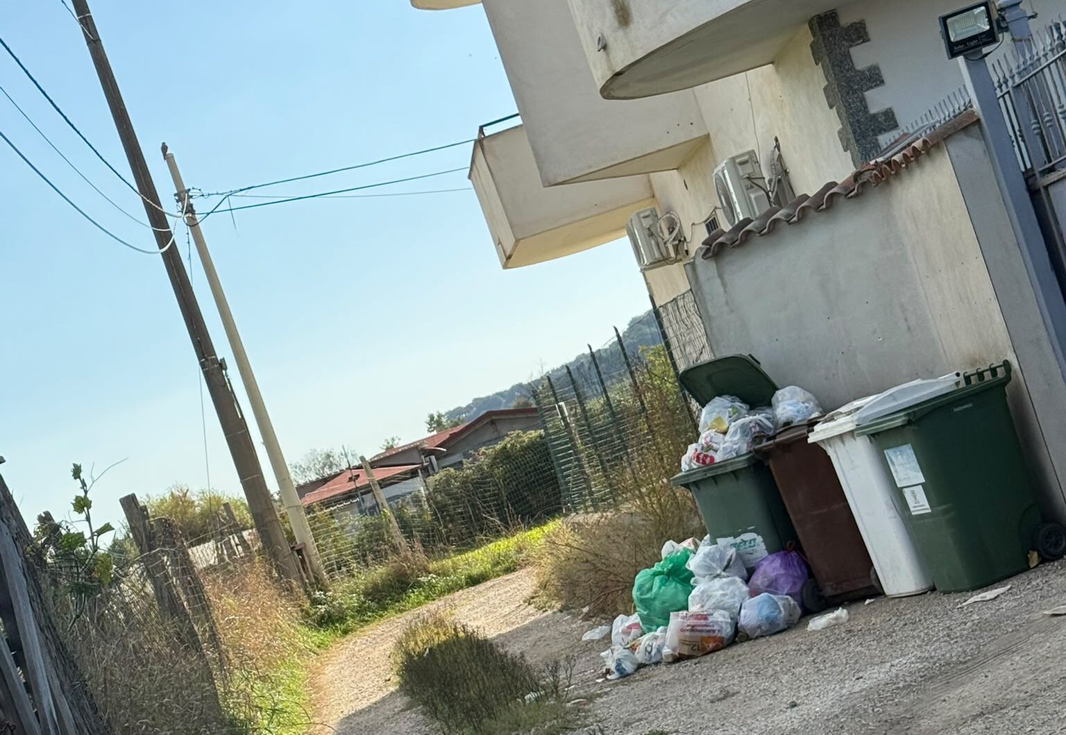 «Rifiuti non raccolti a Pozzuoli, oggi dopo due mesi hanno ritirato il vetro»