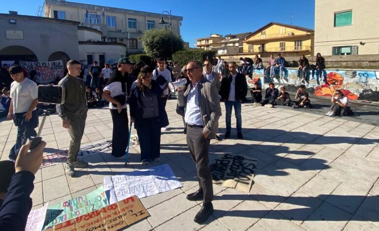 Studenti protestano a Quarto: il sindaco scende in piazza «Siamo con voi»