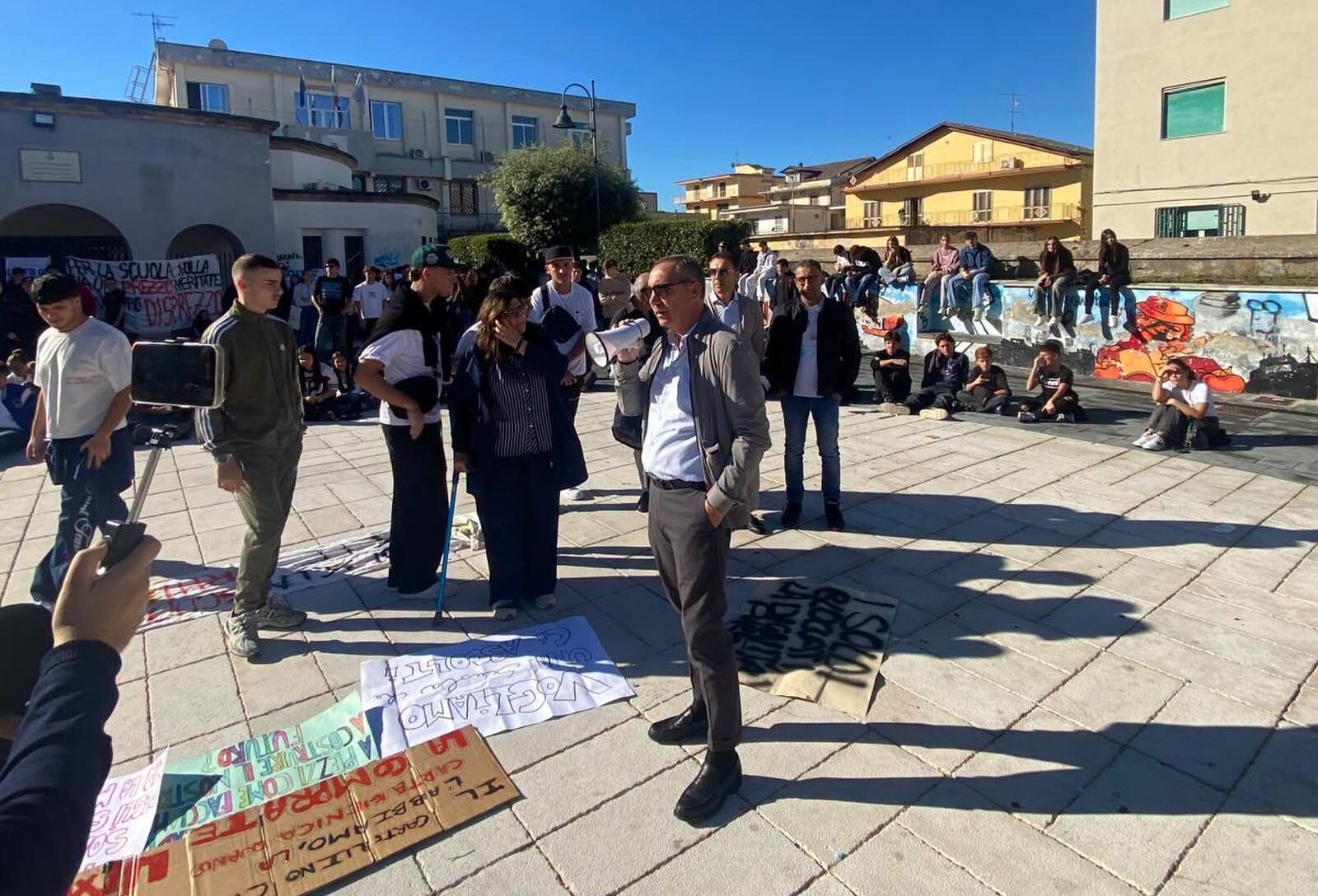 Studenti protestano a Quarto: il sindaco scende in piazza «Siamo con voi»