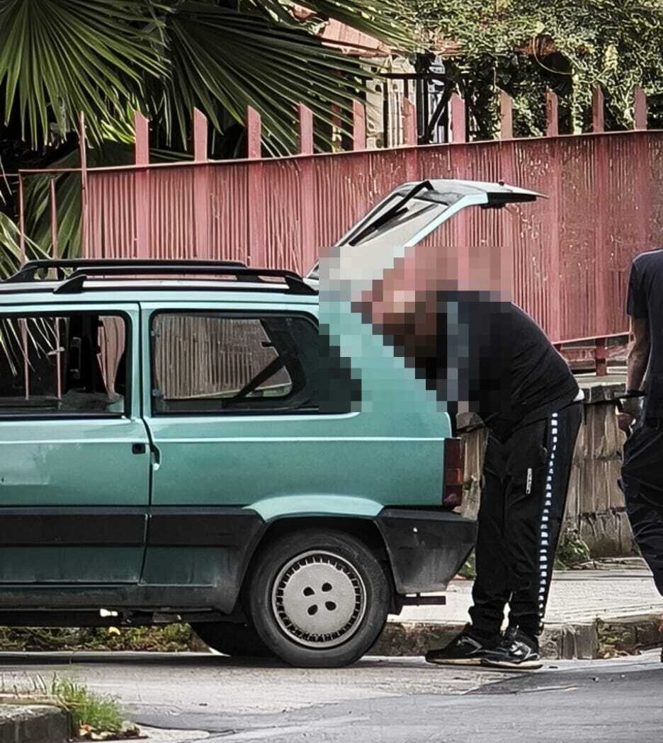 POZZUOLI/ Abbandona rifiuti in strada: scempio a Monterusciello – LE FOTO