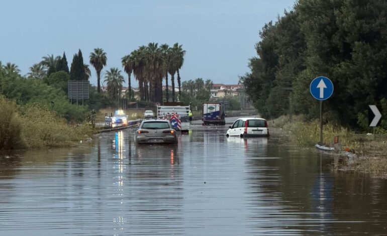 Allagata la SS7 Quater, auto intrappolate nell’acqua e traffico dirottato a Varcaturo – LE FOTO