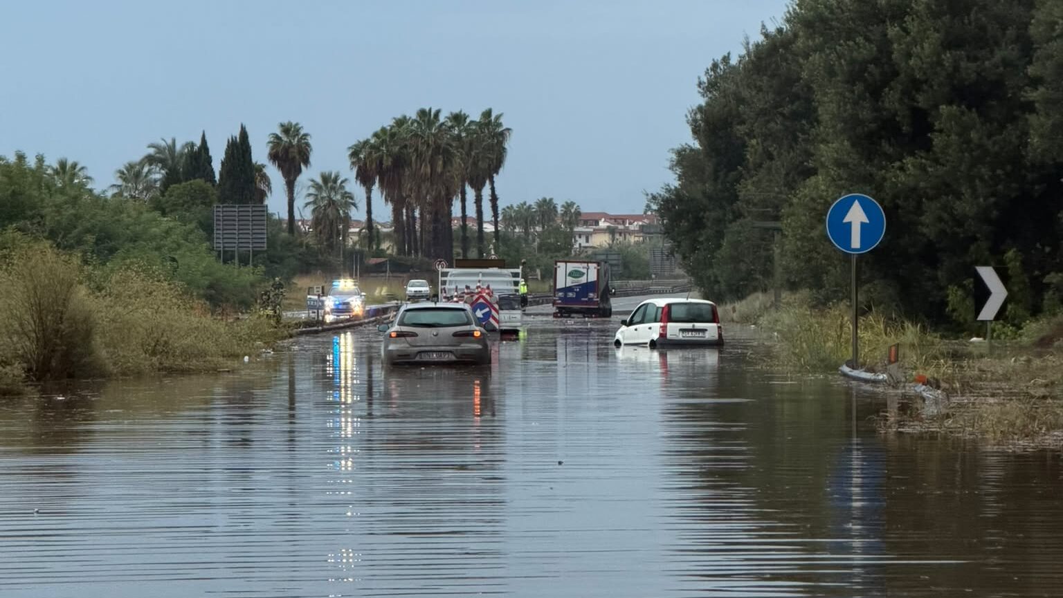 Allagata la SS7 Quater, auto intrappolate nell’acqua e traffico dirottato a Varcaturo – LE FOTO
