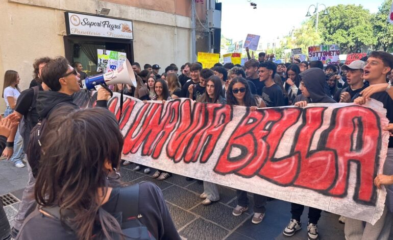 «Pozzuoli resiste, lo Stato non esiste» scatta la nuova protesta degli studenti