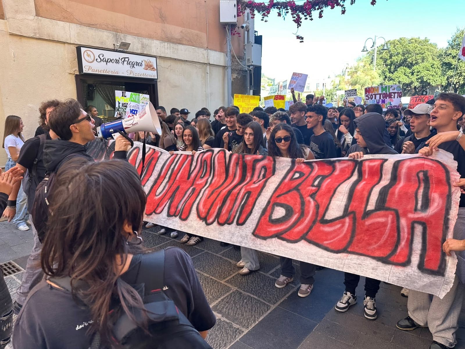 «Pozzuoli resiste, lo Stato non esiste» scatta la nuova protesta degli studenti