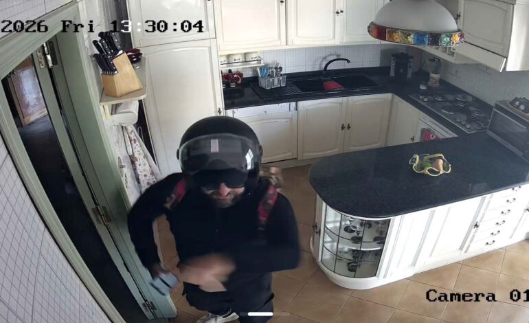 Falso poliziotto svaligia la casa di una novantenne: le immagini della truffa