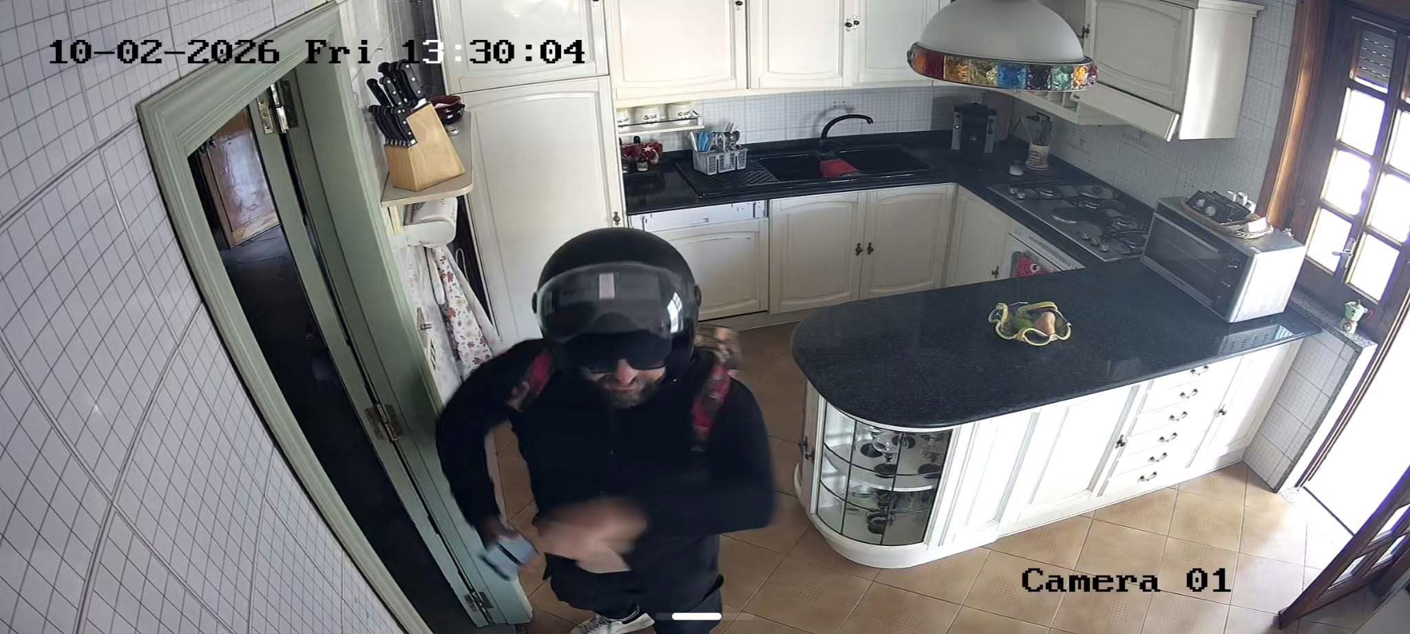Falso poliziotto svaligia la casa di una novantenne: le immagini della truffa