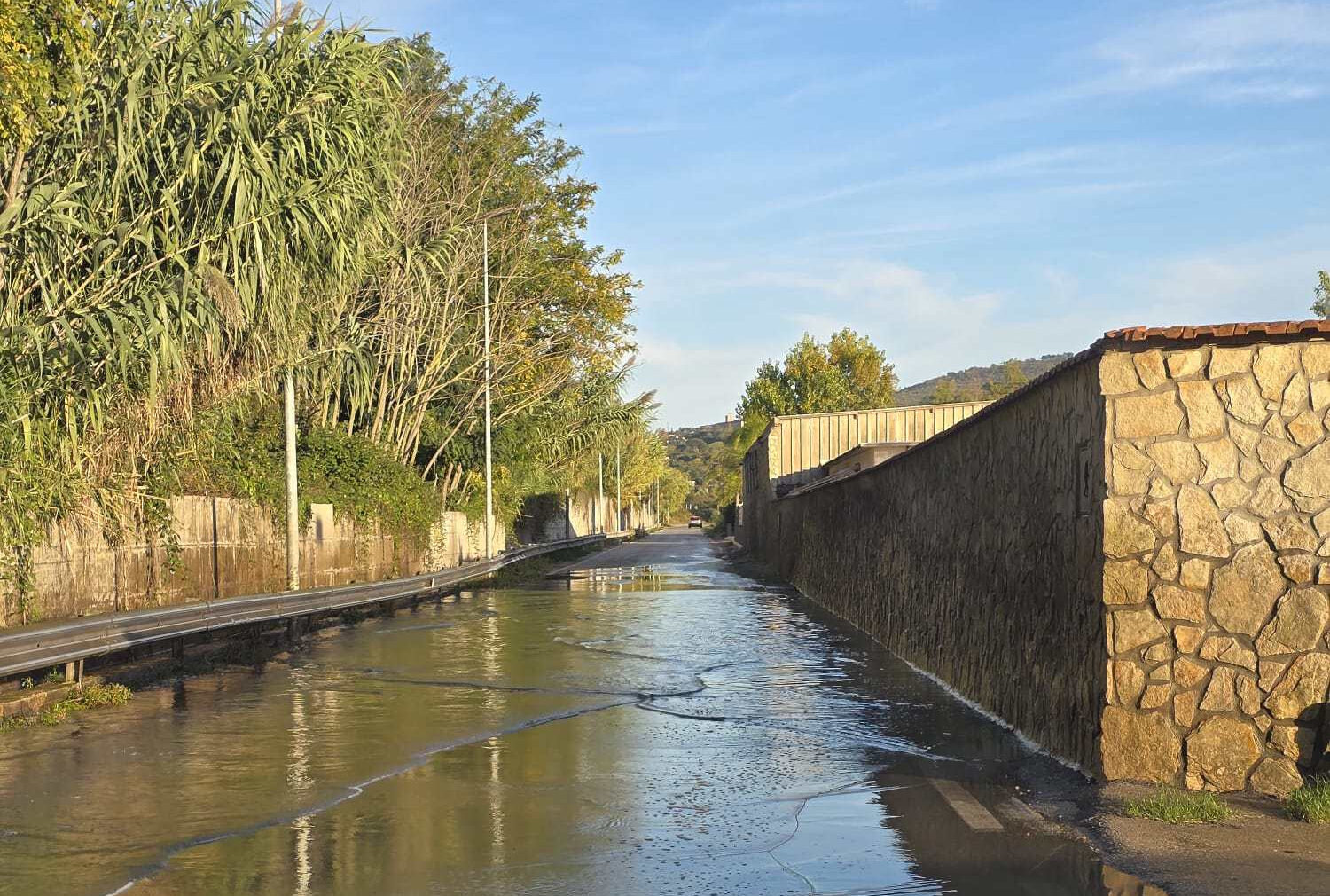 Emergenza infinita in via Madonna del Pantano: strada allagata da liquami e disagi cronici
