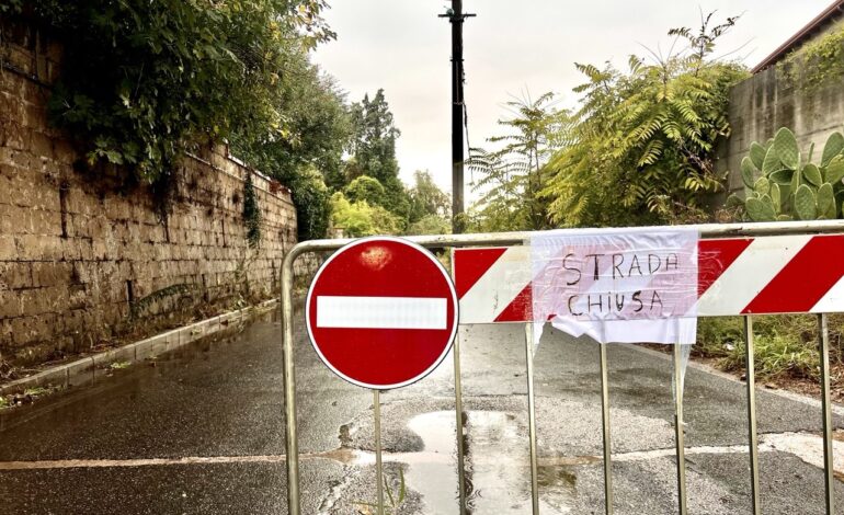 POZZUOLI/ Lo scempio di via Reginelle: strada chiusa ad ogni pioggia da 30 anni