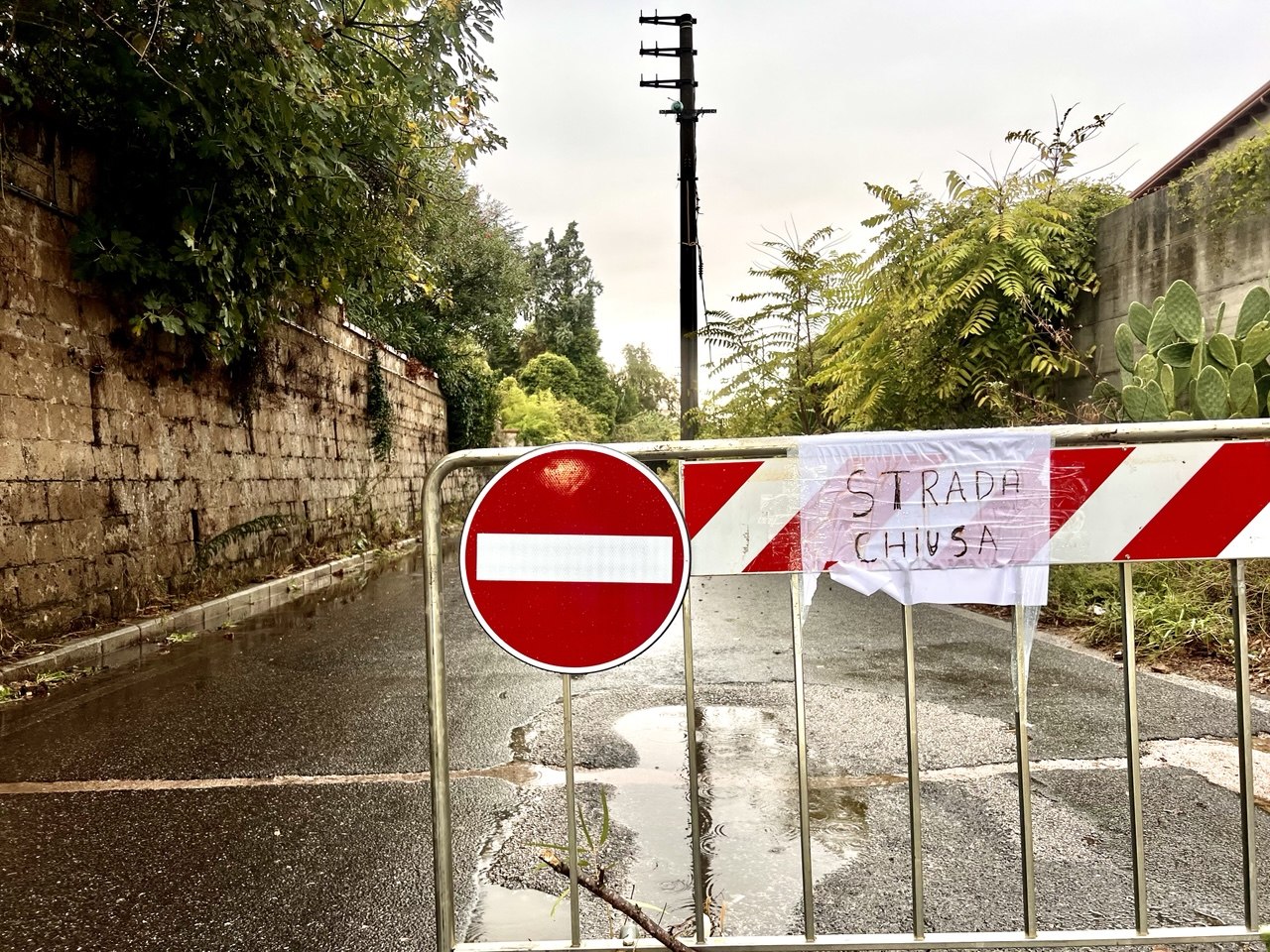 POZZUOLI/ Lo scempio di via Reginelle: strada chiusa ad ogni pioggia da 30 anni