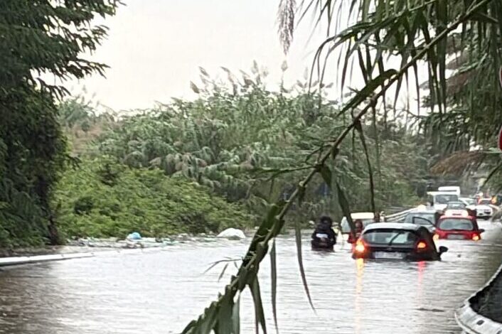 Strade allagate, a Licola studenti bloccati in una scuola e auto ricoperte dall’acqua