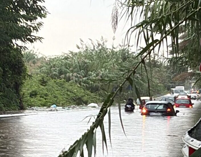 Strade allagate, a Licola studenti bloccati in una scuola e auto ricoperte dall’acqua