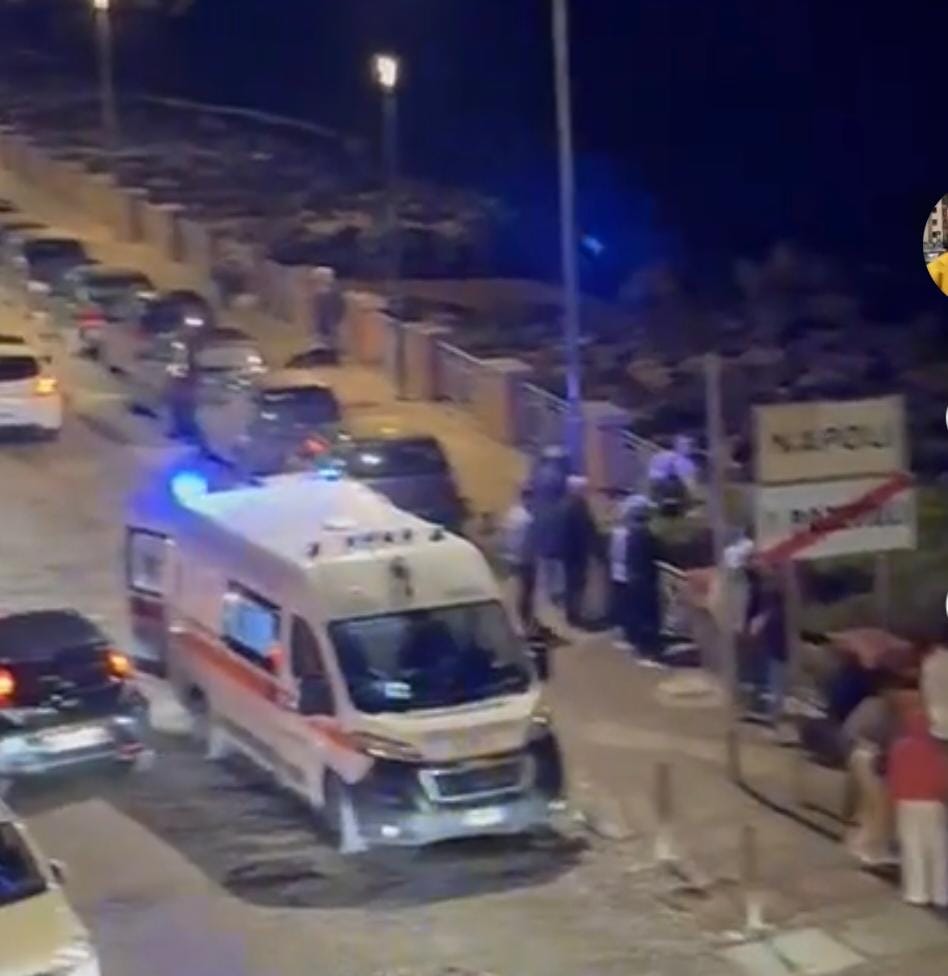 POZZUOLI/ Donna cade in mare a via Napoli: giovane si tuffa e la salva