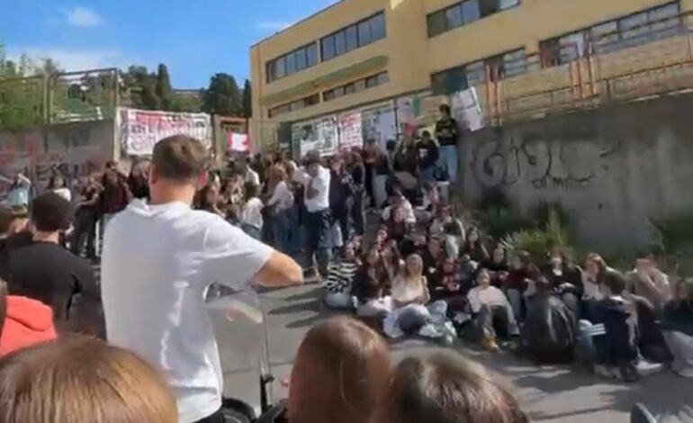 POZZUOLI/ Protesta degli studenti del liceo Virgilio “Chi lotta può perdere, chi non lotta ha già perso”