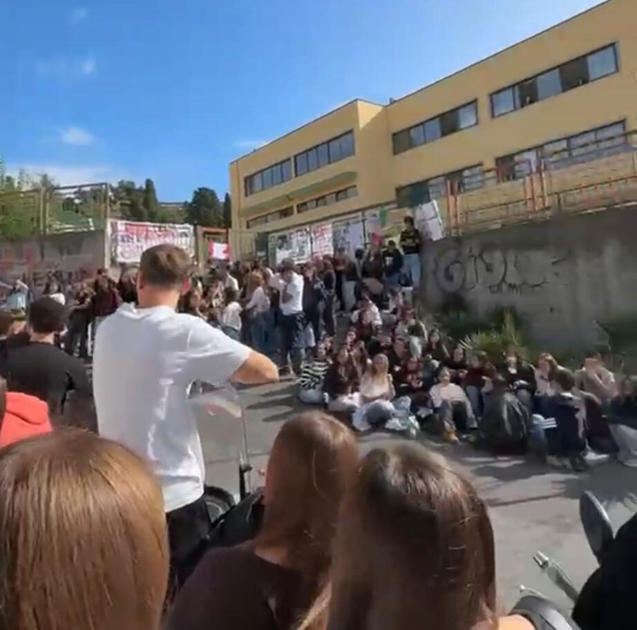 POZZUOLI/ Protesta degli studenti del liceo Virgilio “Chi lotta può perdere, chi non lotta ha già perso”